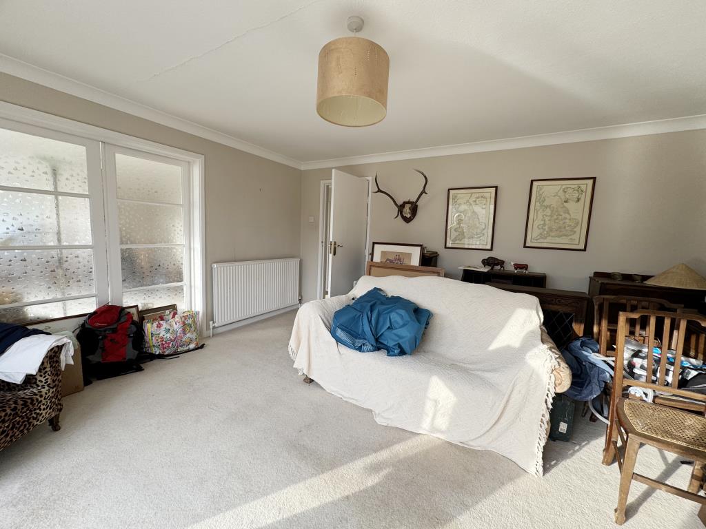 Lot: 76 - ONE-BEDROOM APARTMENT WITH RIVER VIEWS - Living room with river views